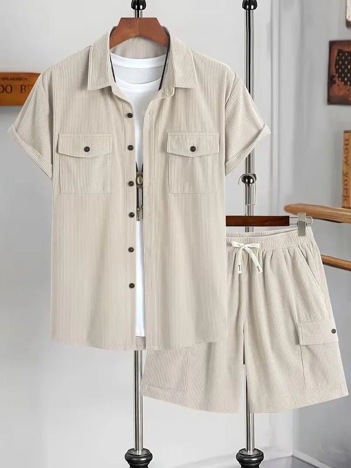Khaki button-up shirt en shorts: Tweedelige casual herenset, ideaal voor een relaxte zomerlook.