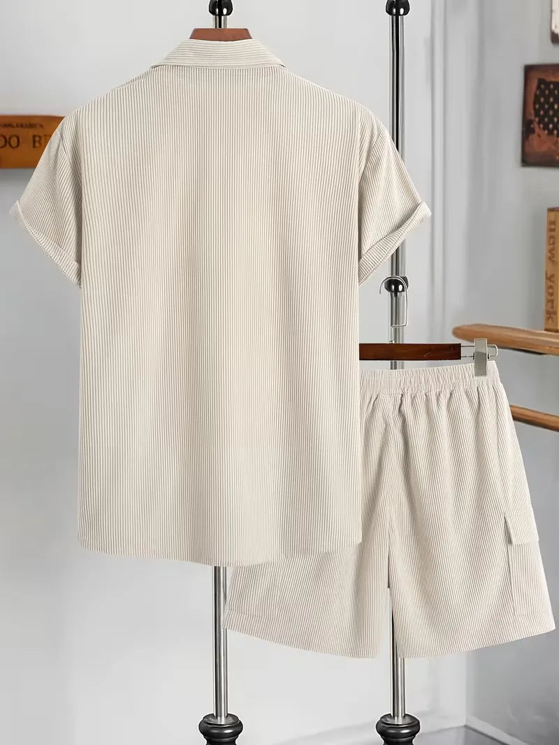 Stijlvolle heren zomerset: Comfortabele casual shorts en button-up shirt in khaki, perfect voor elke gelegenheid.