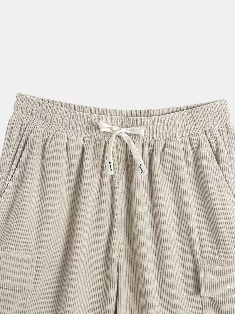 Moderne heren button-up set: Comfortabele khaki shorts en shirt, ideaal voor een stijlvolle en relaxte zomer.