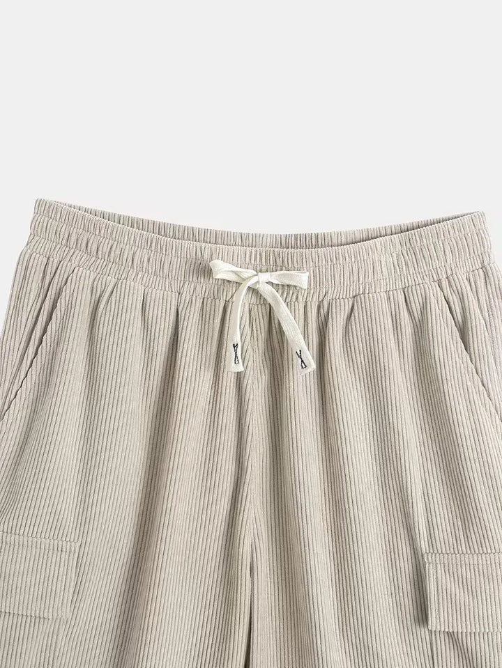Moderne heren button-up set: Comfortabele khaki shorts en shirt, ideaal voor een stijlvolle en relaxte zomer.