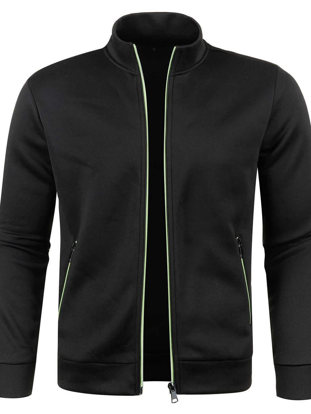 Man toont draagcomfort van handgemaakt vest, casual herenmode