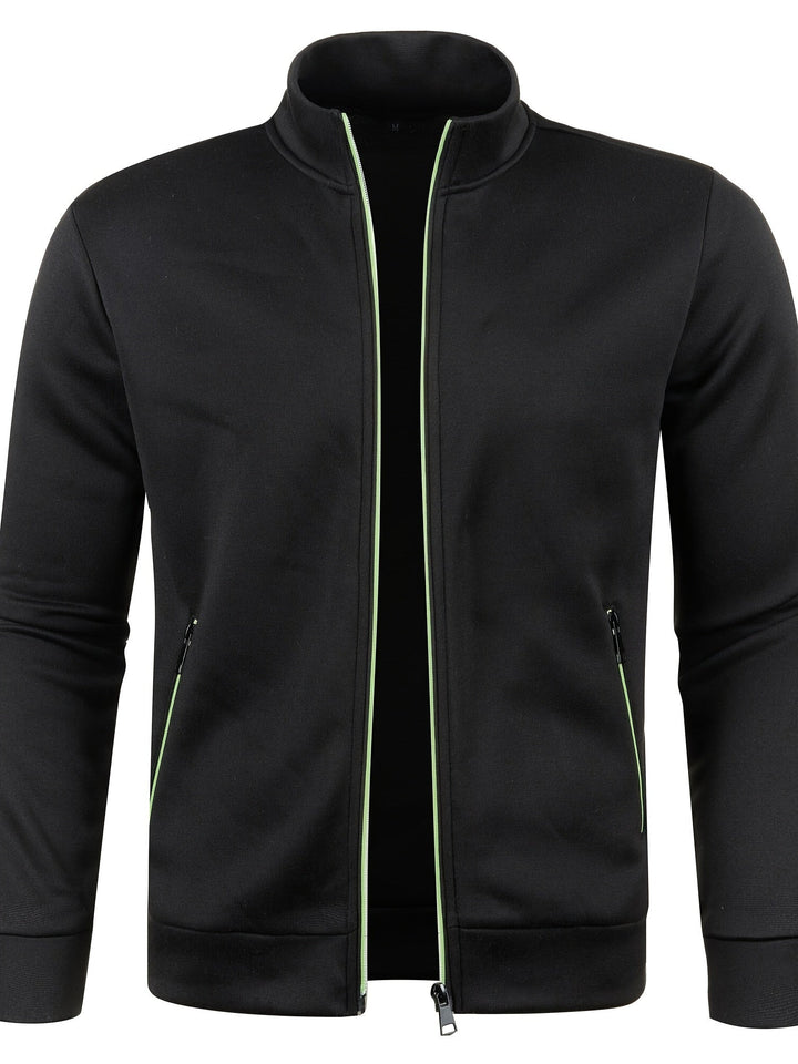 Man toont draagcomfort van handgemaakt vest, casual herenmode