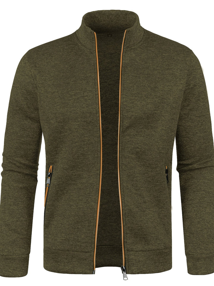 Man draagt elegant handgemaakt herenvest, casual en comfortabel