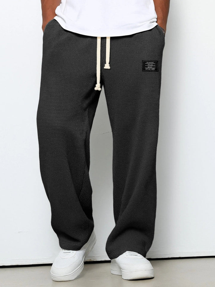 Casual heren relaxbroek met verstelbare tailleband en losse pasvorm voor een ontspannen look.