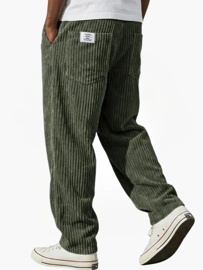 Stijlvolle heren corduroy broek met loose fit en verstelbare tailleband voor comfort.