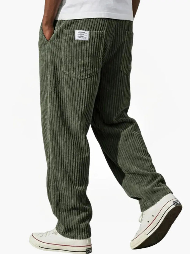 Stijlvolle heren corduroy broek met loose fit en verstelbare tailleband voor comfort.