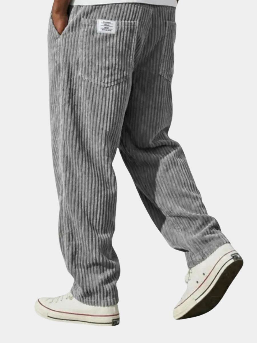 Modieuze loose fit herenbroek van corduroy met praktische trekkoord tailleband.