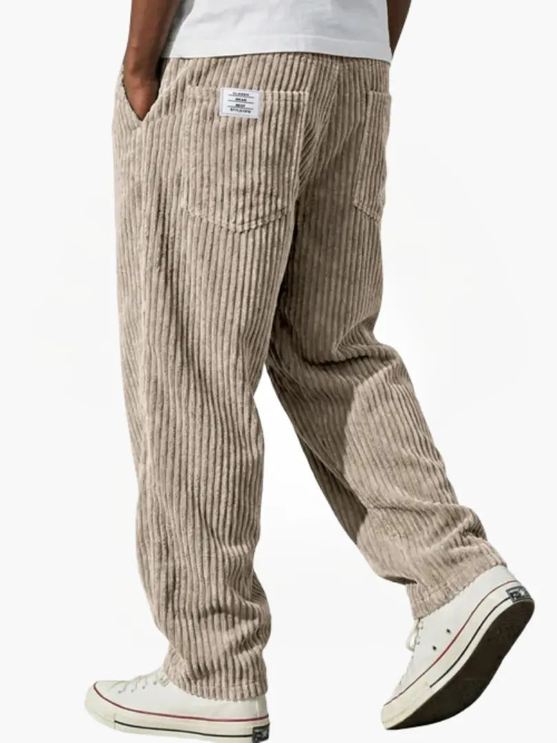 Trendy heren vrijetijdsbroek, corduroy stof, met ruime pasvorm en elastiek in taille.