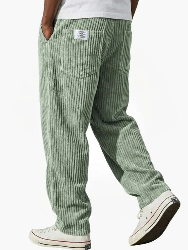 Klassieke corduroy herenbroek met moderne loose fit en flexibele tailleband voor comfort.