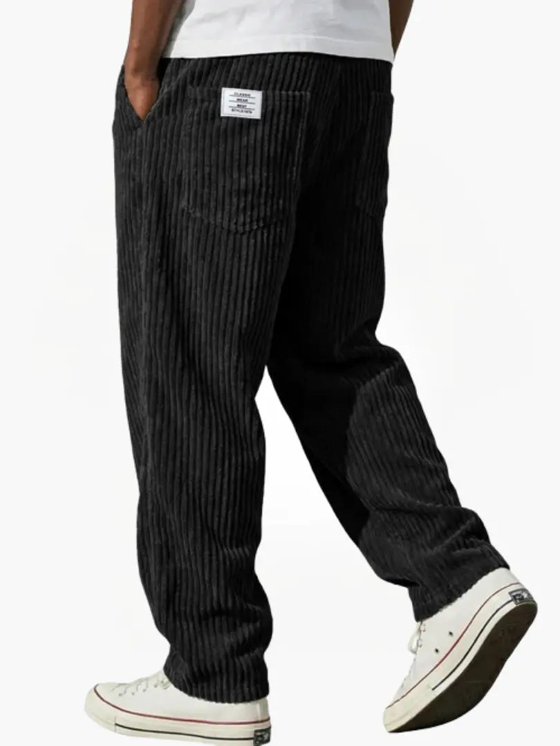 Duurzame heren corduroy broek met ontspannen pasvorm en elastische tailleband.