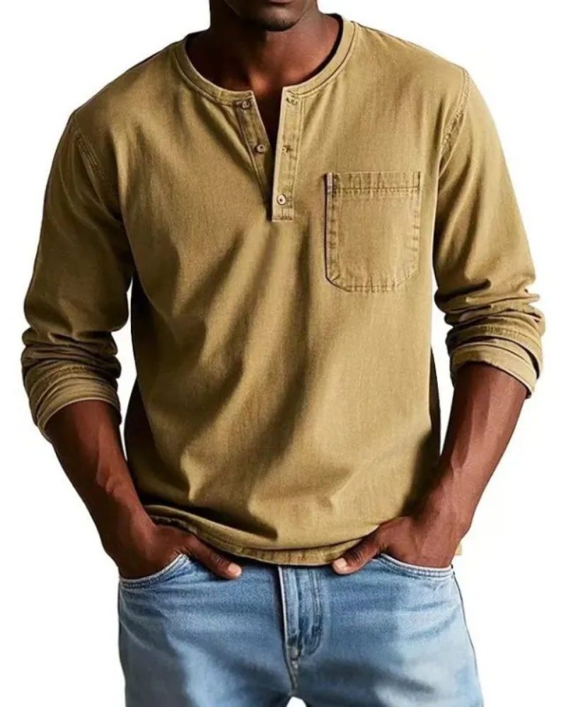 Modern heren denim shirt met lange mouwen en een unieke henley halslijn. Ideaal voor herfst en lente.