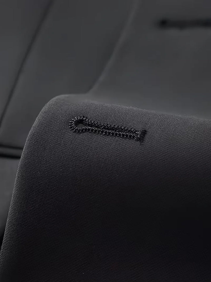 Detail van het slim fit colbert: revers, knopen en zakken van het stijlvolle herenpak.