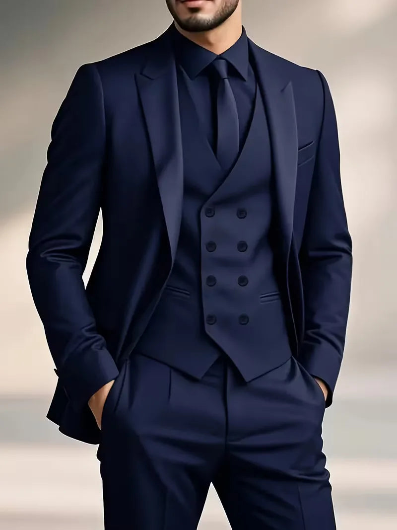 Detail van het gilet, knopen en verstelbare rugband van het driedelig slim fit herenpak.