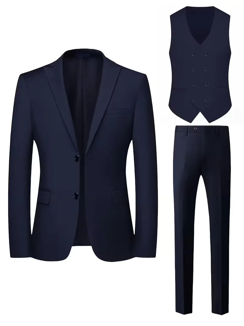 Man in stijlvol slim fit driedelig pak, staand in een formele, elegante pose.