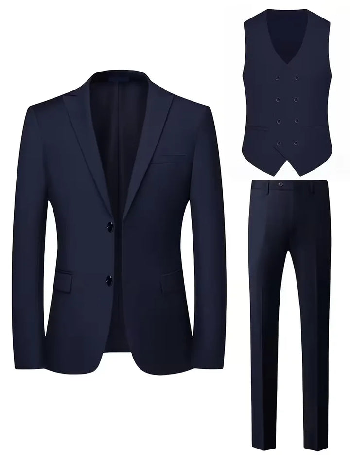 Man in stijlvol slim fit driedelig pak, staand in een formele, elegante pose.