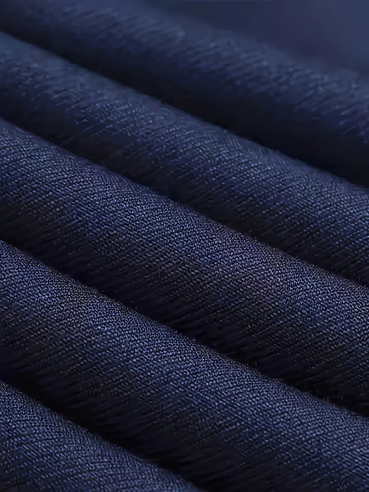 Achteraanzicht van het slim fit colbert en gilet van het driedelig herenpak.