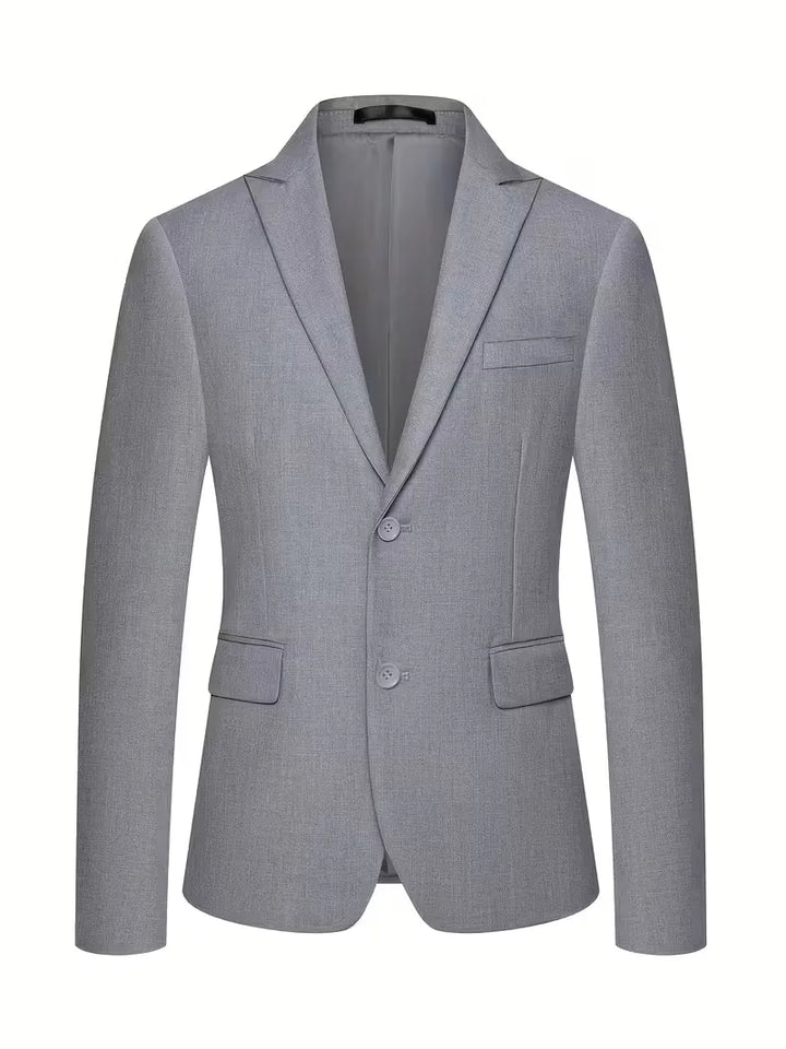 Zijaanzicht van een man in een elegant driedelig slim fit herenpak.