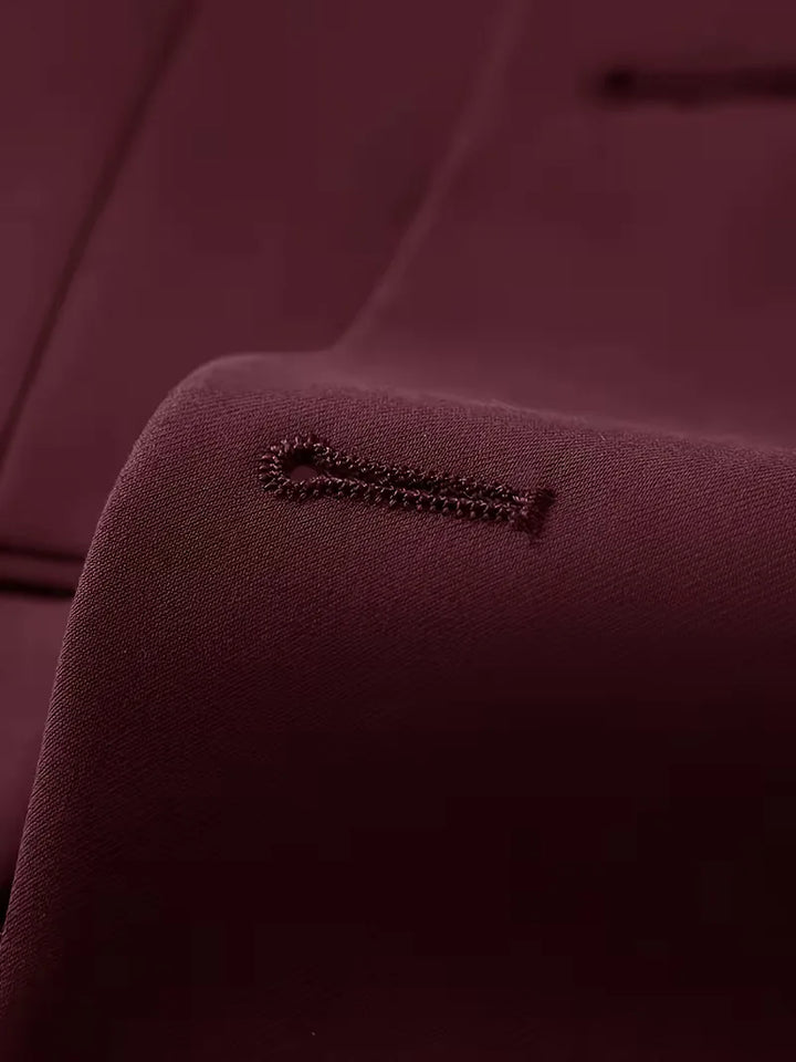 Modern getailleerd slim fit driedelig pak, ontworpen voor de hedendaagse, stijlbewuste man.