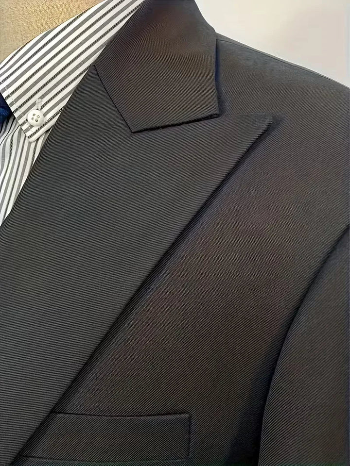 Zakelijk driedelig herenpak, slim fit voor een professionele en strakke uitstraling.