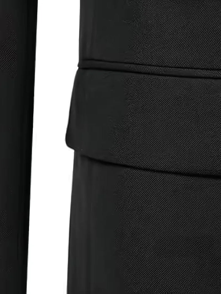 Modern slim fit driedelig herenpak, benadrukt figuur, ideaal voor stijlvolle mannen.