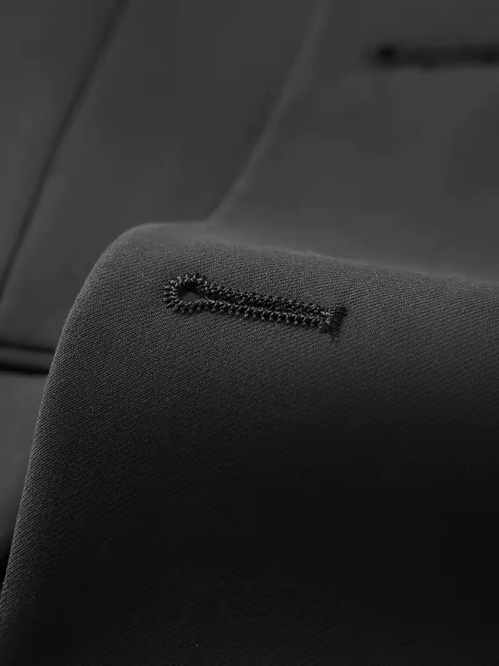 Compleet driedelig herenpak met colbert, gilet en slim fit pantalon, klaar voor elke gelegenheid.