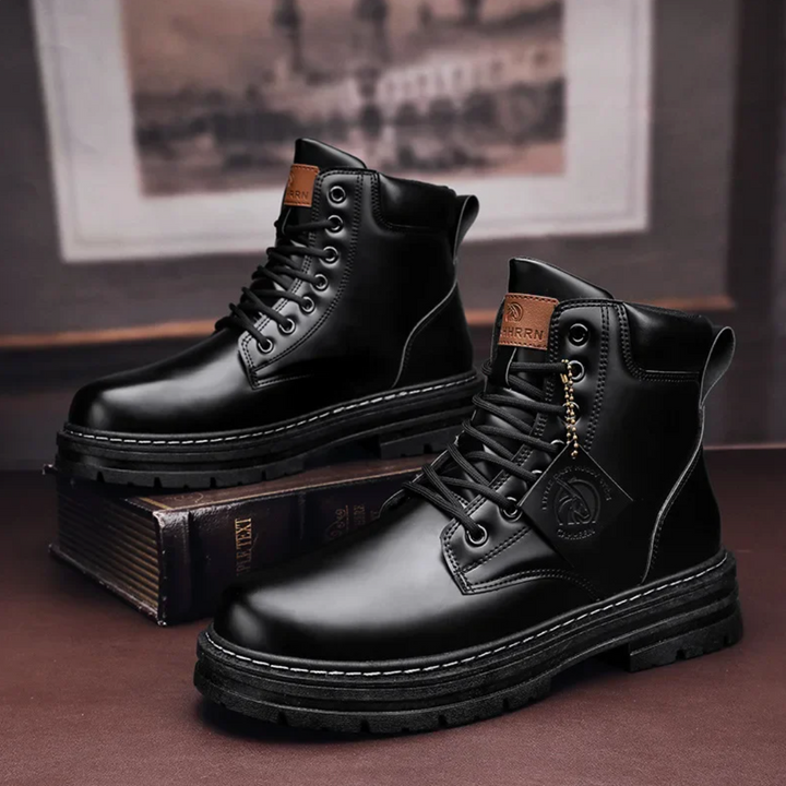 Heren enkelboots met textuurrijk patchwork design, comfortabele en modieuze herenschoen.