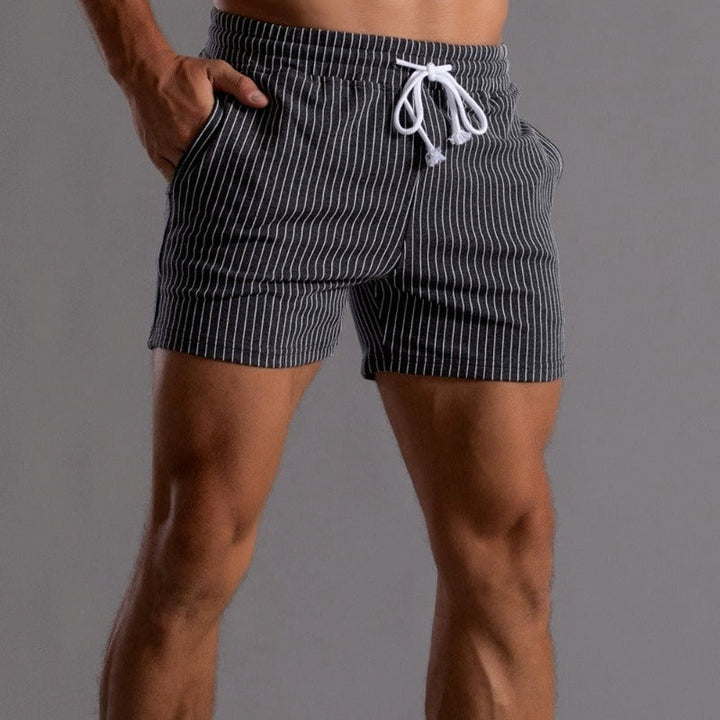 Verpakte heren fitness shorts, klaar voor verzending en je volgende training.