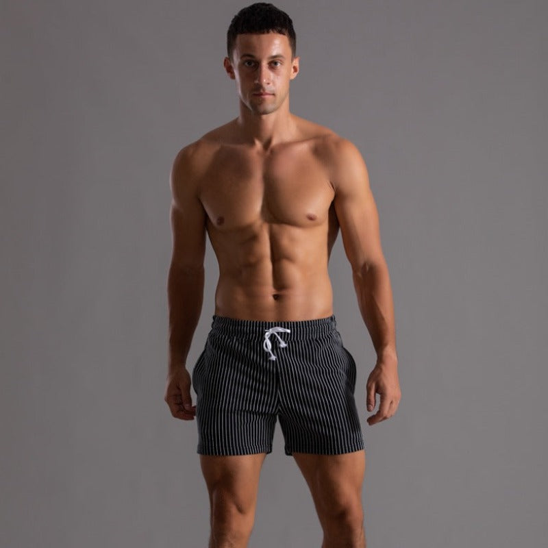 Nauwsluitende heren fitness shorts in stretchstof, perfect voor trainingen.