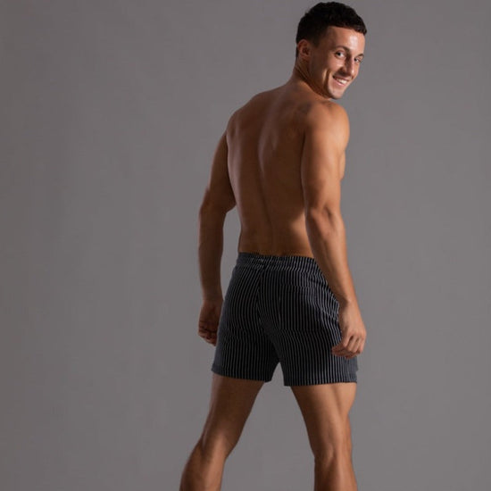 Zwarte heren superstretch korte broek voor fitness en actieve sporten.