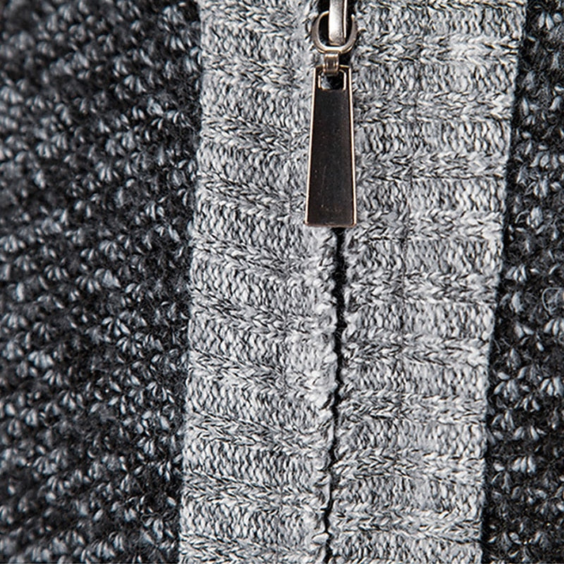 Elegant gebreid herenvest met rits en subtiel patchwork, een must-have voor de moderne man.