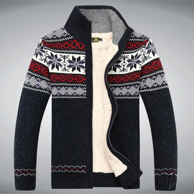 Heren gebreid vest met winterpatroon en hoge kraag, perfect voor herfst- en winterkleding.