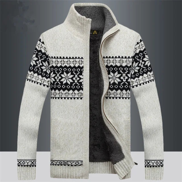 Casual herenvest van gebreid materiaal met warme hoge kraag en uniek winterpatroon; ideaal voor koud weer.