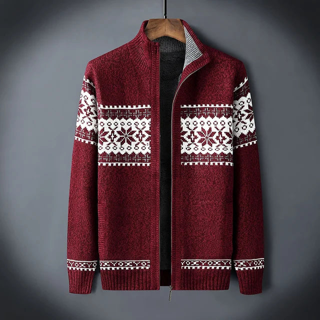 Warm herenvest met Scandinavisch winterpatroon, hoge kraag en ritssluiting; essentiële winterkleding.