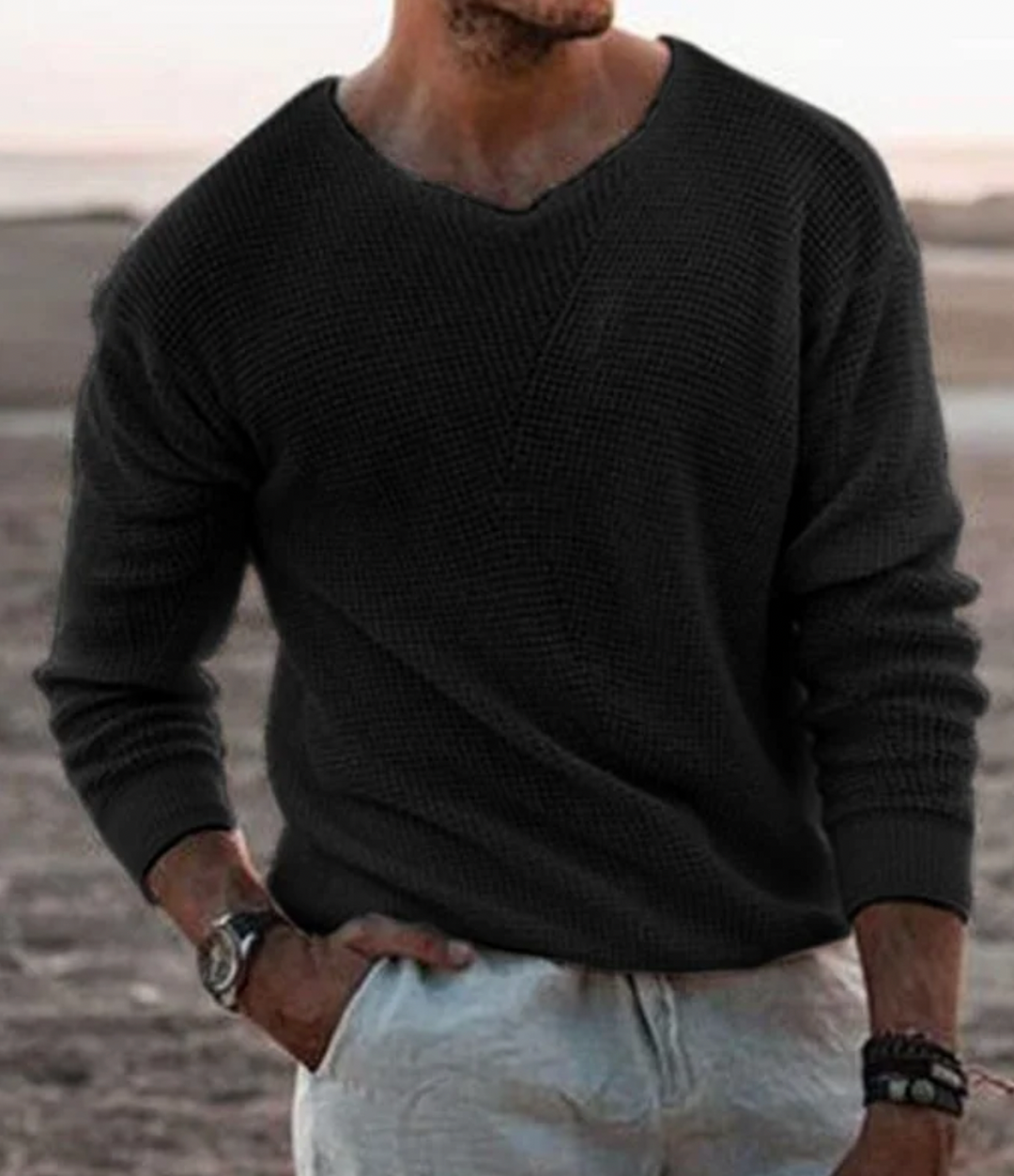 Trendy heren V-hals trui, fijn gebreid met subtiel textuurpatroon, voor een stijlvolle en comfortabele look.