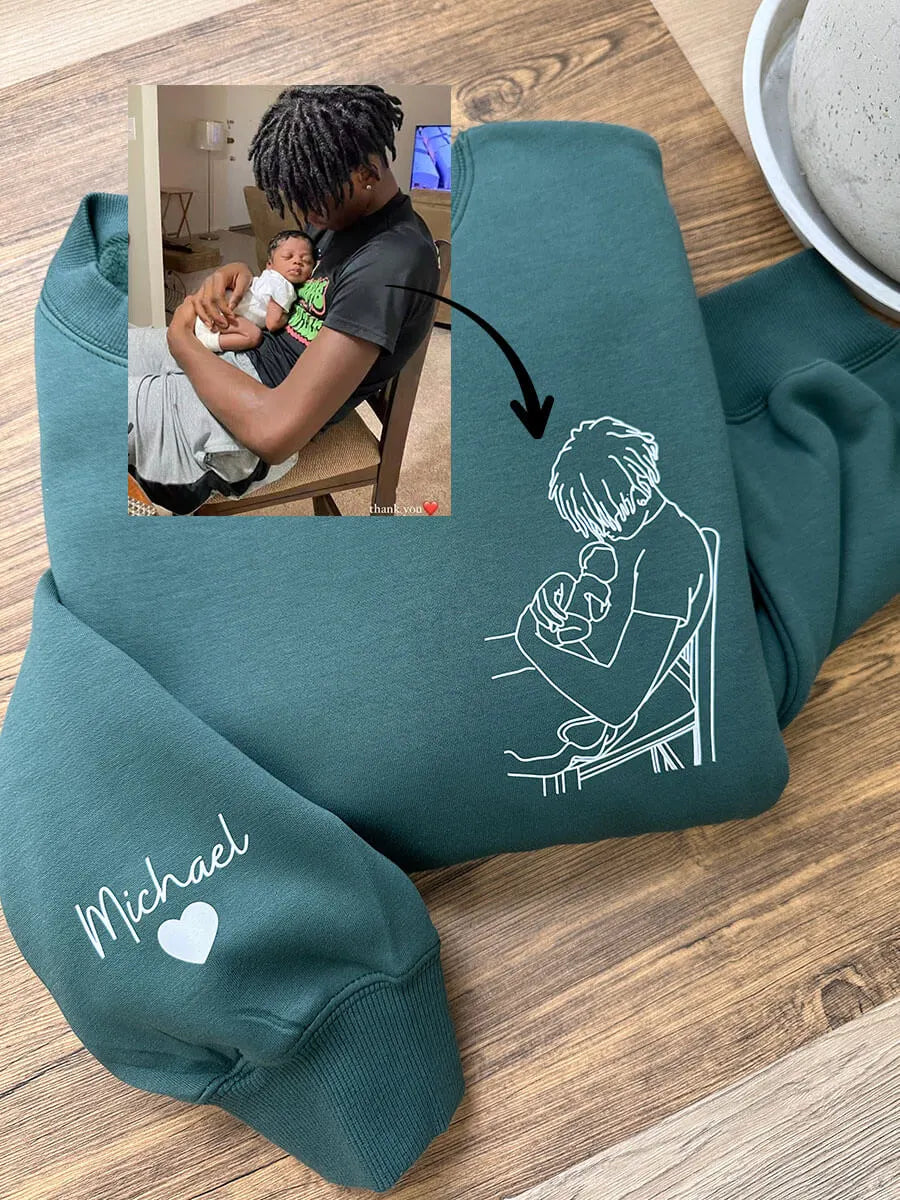 Man draagt grijze gepersonaliseerde heren hoodie met geborduurde lijnkunst, perfect als emotioneel uniek cadeau voor hem.