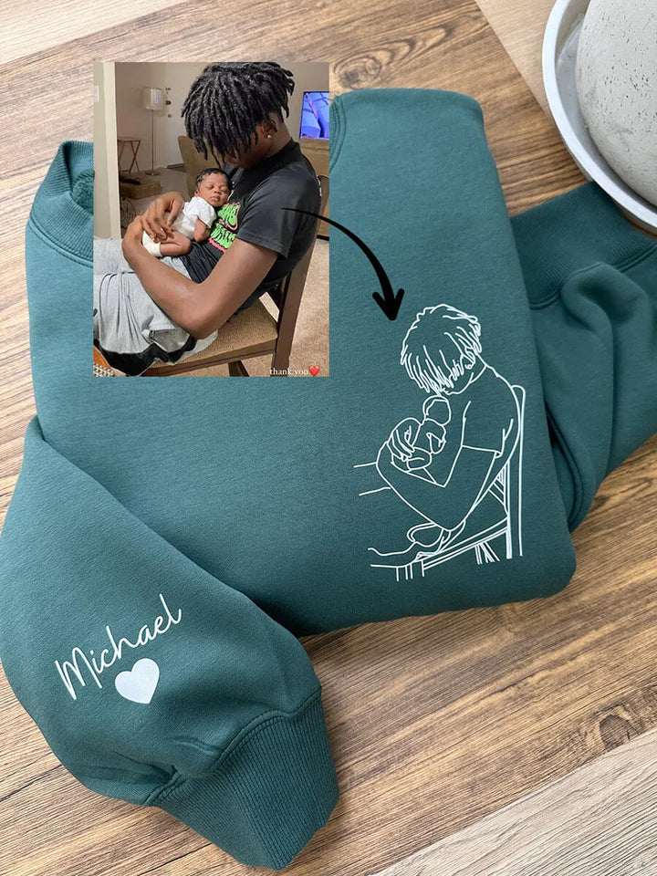 Man draagt grijze gepersonaliseerde heren hoodie met geborduurde lijnkunst, perfect als emotioneel uniek cadeau voor hem.