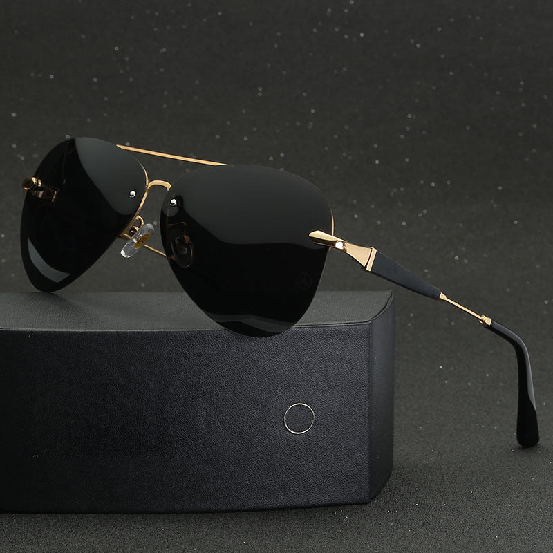 Heren gepolariseerde aviator zonnebril met goudkleurige metalen montuur voor UV400 oogbescherming, klassiek mode accessoire.