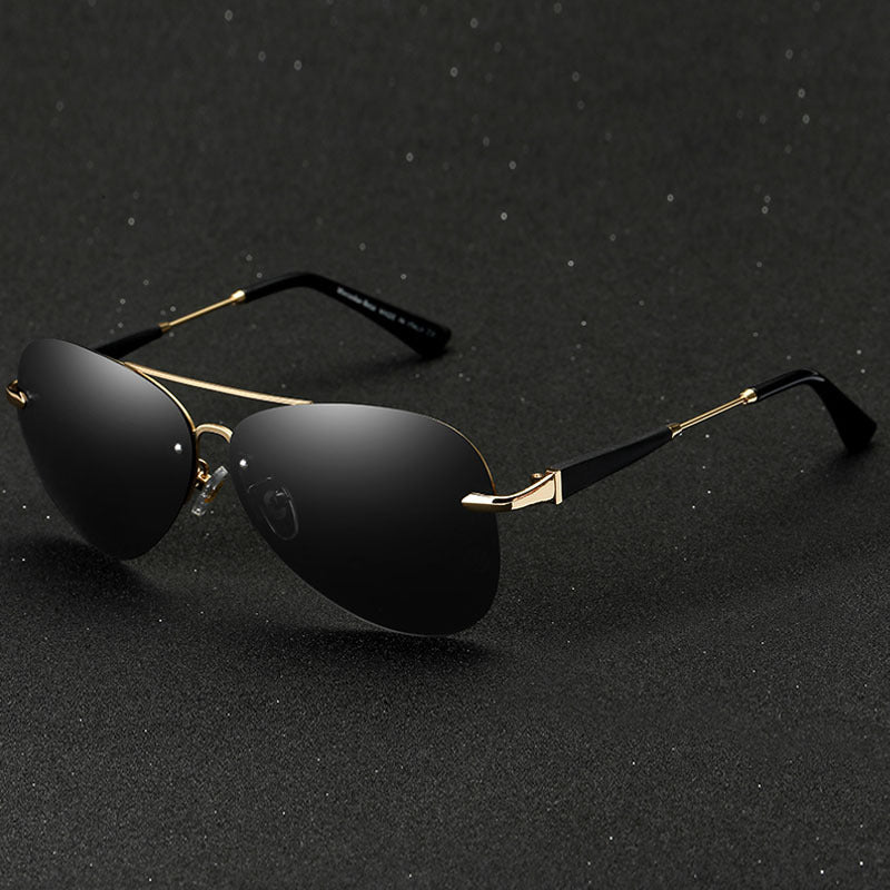 Stijlvolle heren aviator zonnebril, gepolariseerd, met gouden details en UV400, ideaal voor mode en oogbescherming.