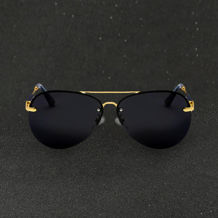 Klassieke heren gepolariseerde aviator zonnebril. Metaal met gouden afwerking biedt UV400 bescherming en stijl.