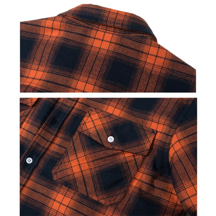 Volledige weergave van de geruite heren tussenjas met warme voering, voor een complete casual look.