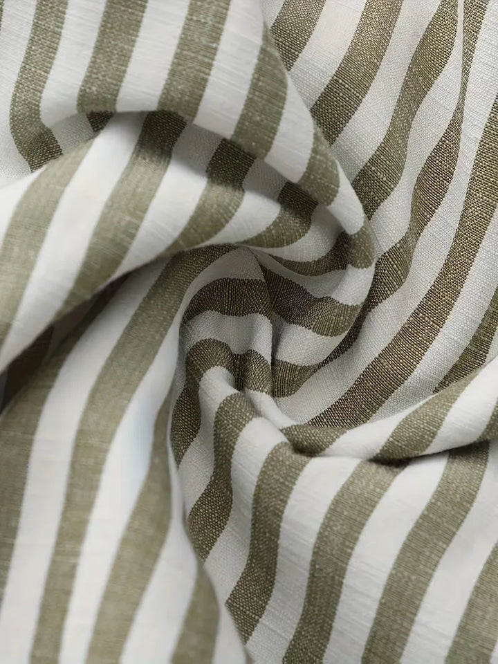 Slim fit gestreept heren overhemd met V-hals en lange mouwen, voor een moderne casual look.