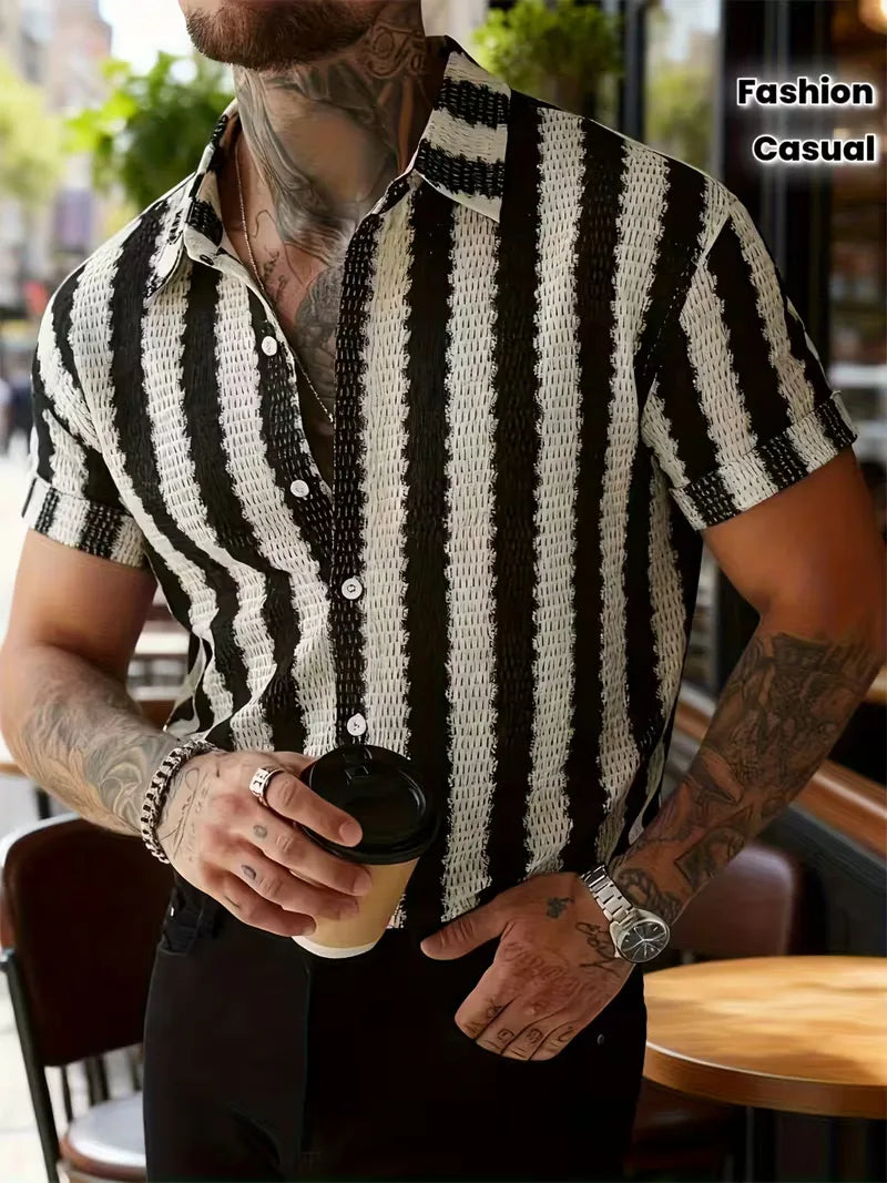 Zomers herenoverhemd met korte mouwen en strepen, perfect voor vakantie of een smart-casual gelegenheid.