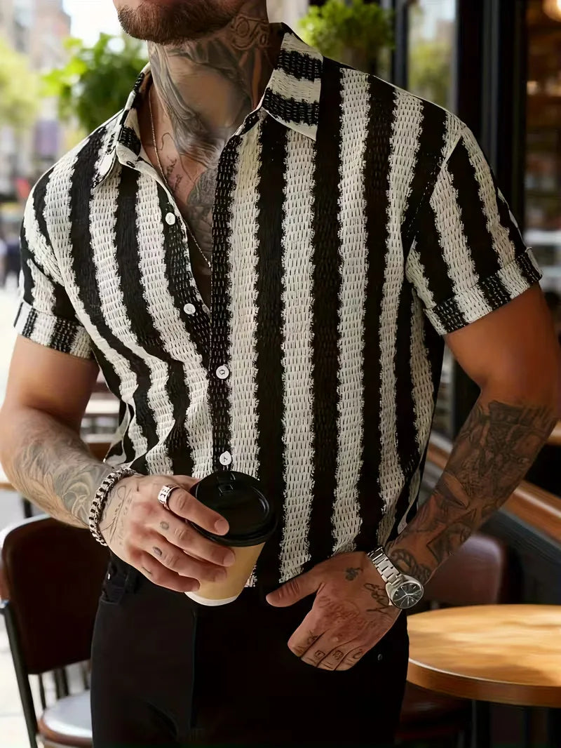 Gestreept herenoverhemd met korte mouw en V-hals, biedt een luchtige en modieuze casual zomerse stijl.