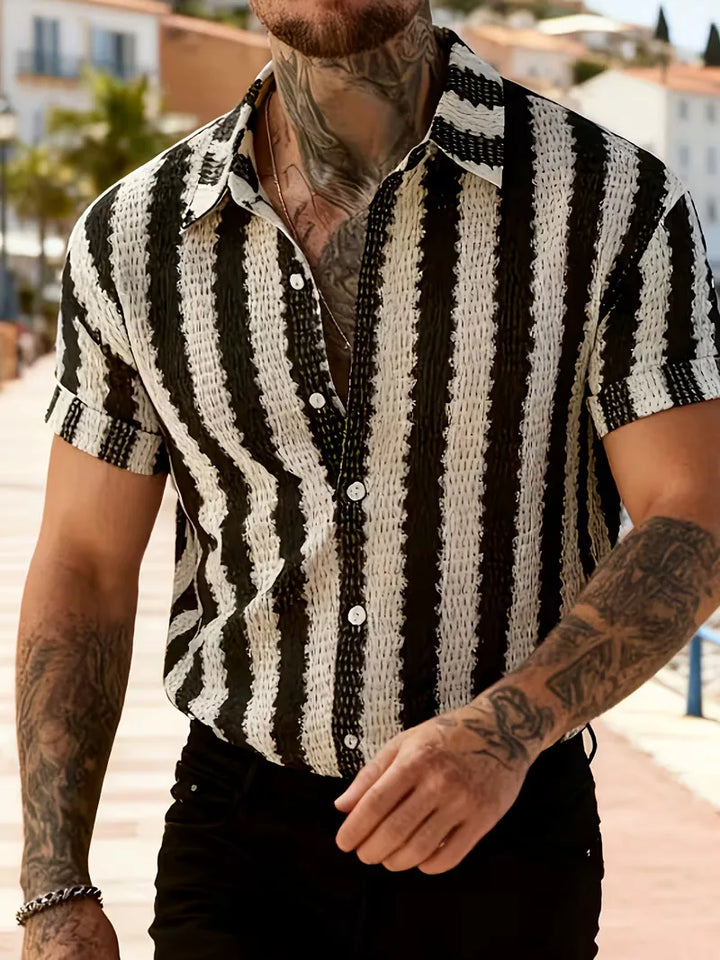 Trendy gestreept heren overhemd korte mouw, comfortabel voor een ontspannen zomerse dag. Casual mode.