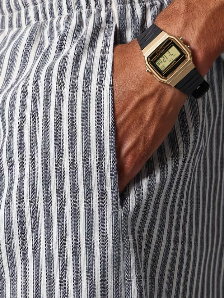 Close-up van het specifieke streep patroon op de heren joggers. Uniek design voor lente en zomer.