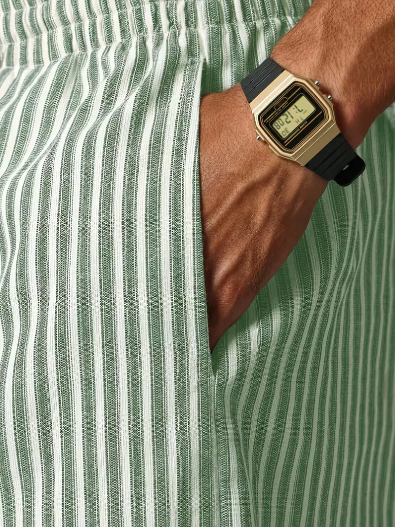 Gestreepte heren joggers op hanger. Comfortabele wijde fit, perfect voor lente- en zomergarderobe.
