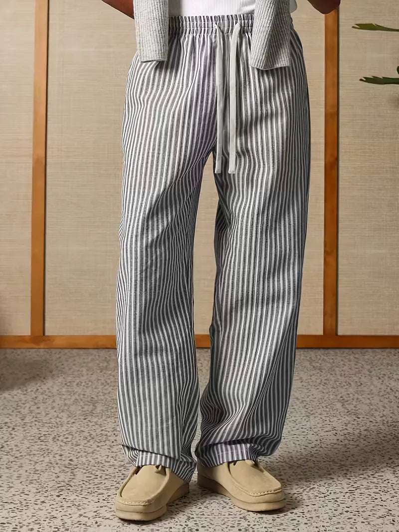 Close-up van de gestreepte stof van heren joggers. Zachte, ademende stof voor optimaal lente/zomer comfort.
