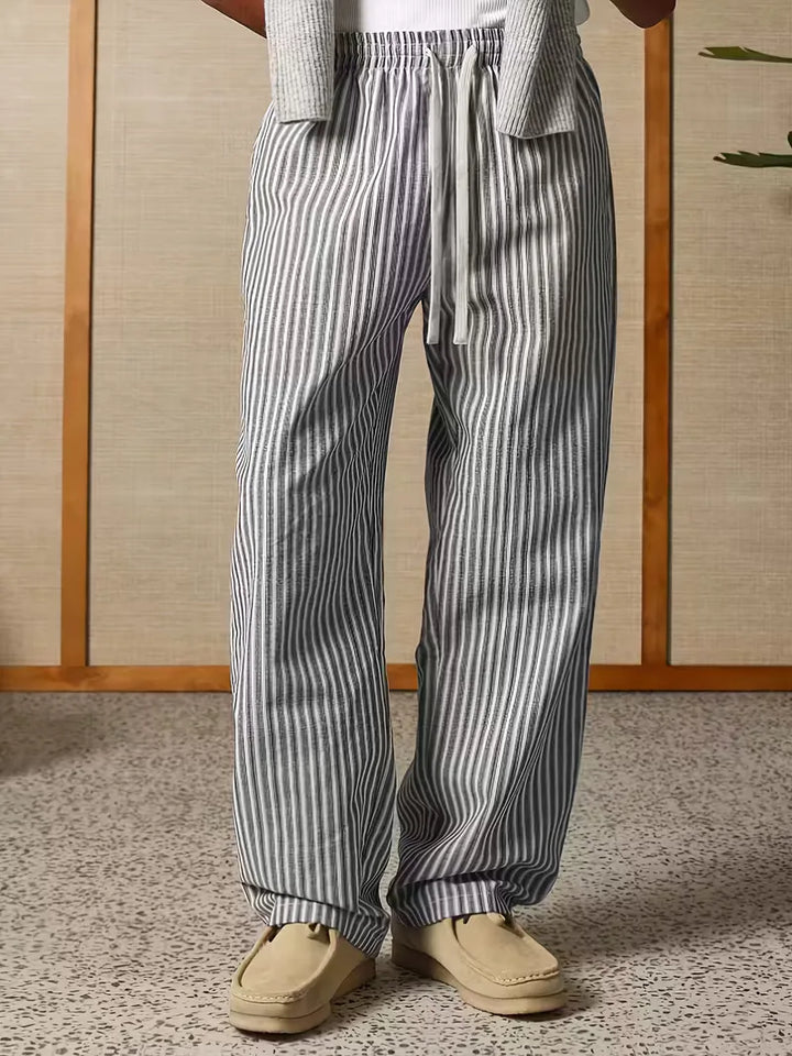 Close-up van de gestreepte stof van heren joggers. Zachte, ademende stof voor optimaal lente/zomer comfort.