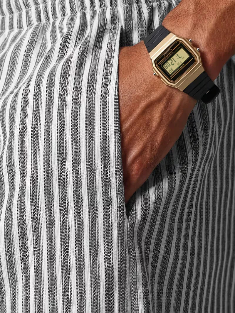 Man draagt comfortabele gestreepte joggers, vooraanzicht. Ideaal voor casual lente- en zomerstijl.