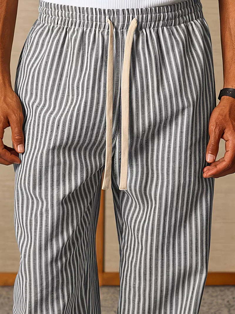 Detail van de elastische tailleband van de gestreepte heren joggers. Zorgt voor comfortabele mid-rise fit.